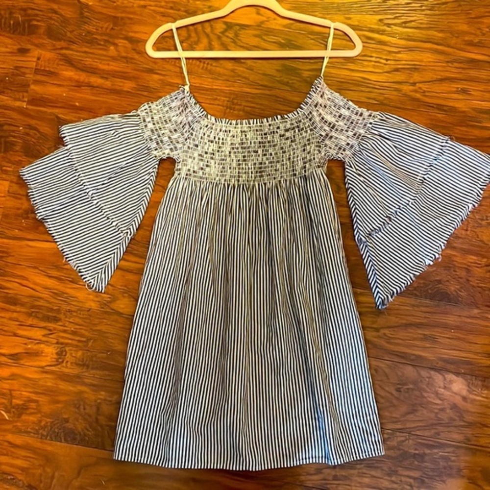 Elan Grey and White off shoulder tunic size M